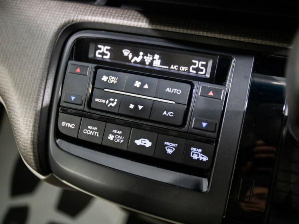 Honda Stepwgn V с пробегом 2016 года, цена 1 880 000 рублей, 155550 км, минивэн, Автокод Объявления