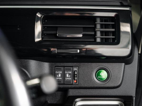 Honda Stepwgn V с пробегом 2015 года, цена 1 779 500 рублей, 124314 км, минивэн, Автокод Объявления
