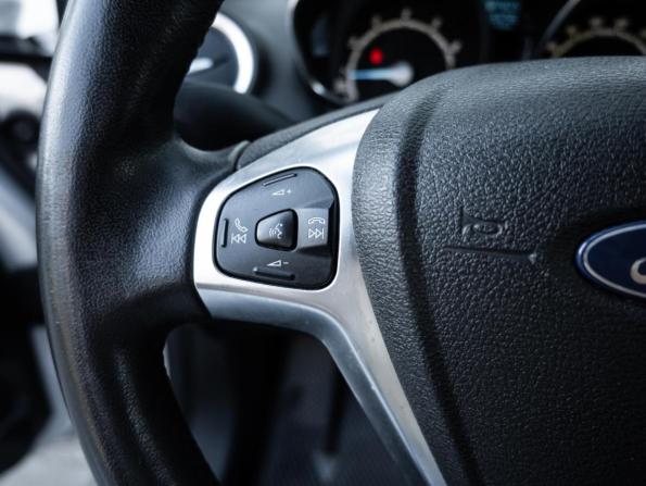 Ford Fiesta Mk6 Рестайлинг с пробегом 2015 года, цена 1 098 000 рублей, 30256 км, хэтчбек, Автокод Объявления