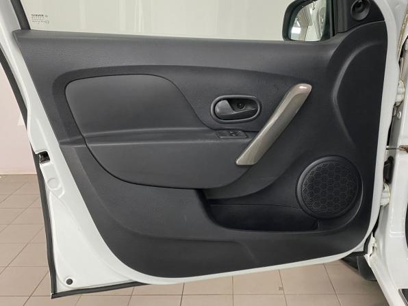 Renault Logan II Рестайлинг с пробегом 2018 года, цена 700 000 рублей, 126694 км, седан, Автокод Объявления