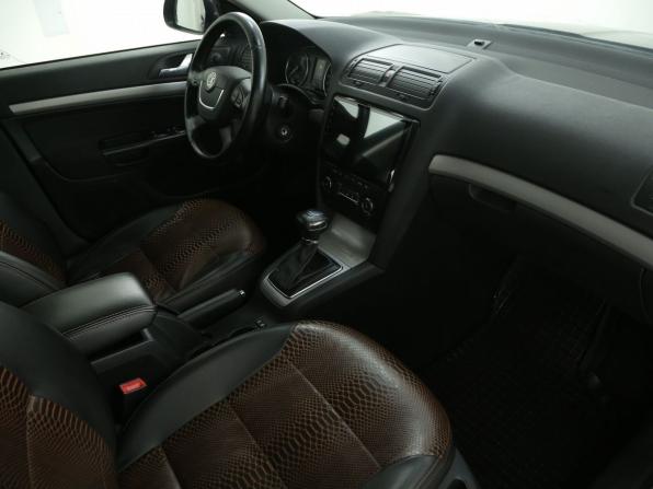Skoda Octavia II (A5) Рестайлинг с пробегом 2010 года, цена 676 000 рублей, 211000 км, лифтбек, Автокод Объявления