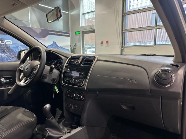 Renault Logan II Рестайлинг с пробегом 2018 года, цена 1 000 000 рублей, 24922 км, седан, Автокод Объявления