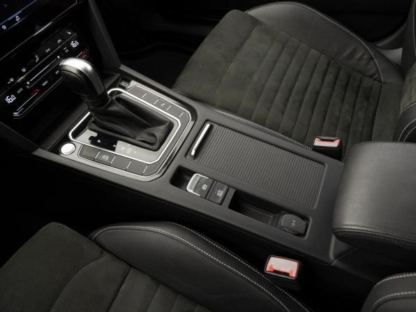 Volkswagen Passat B8 Рестайлинг с пробегом 2021 года, цена 2 450 000 рублей, 102773 км, седан, Автокод Объявления