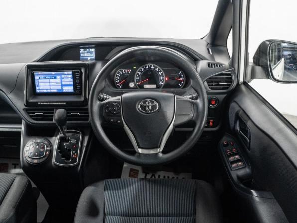 Toyota Noah III (R80) Рестайлинг с пробегом 2017 года, цена 1 950 000 рублей, 174263 км, минивэн, Автокод Объявления