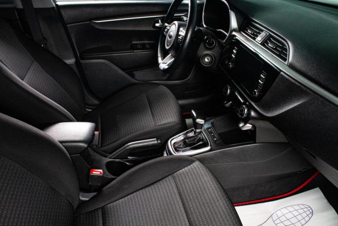 Kia Rio IV Рестайлинг с пробегом 2020 года, цена 1 299 000 рублей, 131000 км, седан, Автокод Объявления