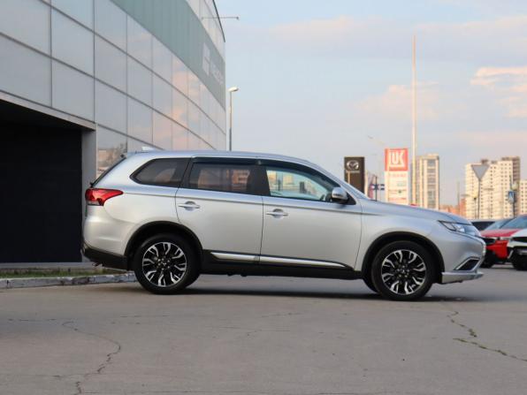 Mitsubishi Outlander III Рестайлинг 3 с пробегом 2018 года, цена 1 785 000 рублей, 48496 км, внедорожник, Автокод Объявления