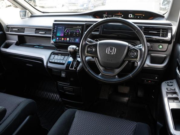 Honda Stepwgn V с пробегом 2016 года, цена 1 775 000 рублей, 151856 км, минивэн, Автокод Объявления