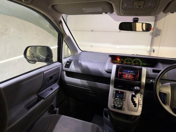 Toyota Voxy II (R70) с пробегом 2009 года, цена 888 000 рублей, 292029 км, минивэн, Автокод Объявления
