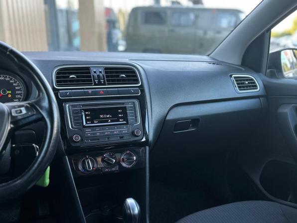 Volkswagen Polo V Рестайлинг с пробегом 2017 года, цена 999 000 рублей, 124446 км, седан, Автокод Объявления