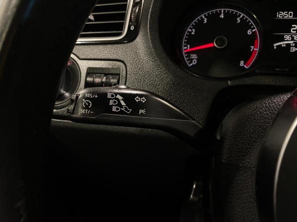 Volkswagen Polo V Рестайлинг с пробегом 2019 года, цена 1 350 000 рублей, 96780 км, седан, Автокод Объявления