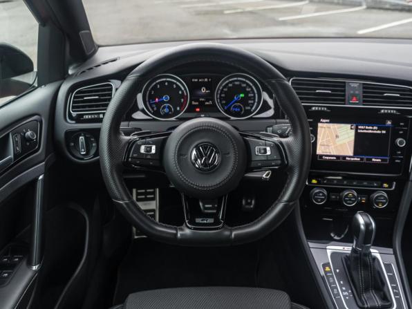 Volkswagen Golf R VII Рестайлинг с пробегом 2018 года, цена 3 548 000 рублей, 97653 км, универсал, Автокод Объявления