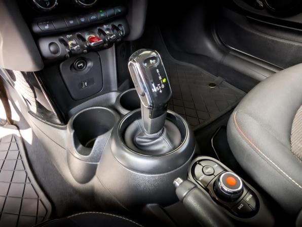 Mini Hatch III (F55/F56) Рестайлинг с пробегом 2018 года, цена 1 800 000 рублей, 73652 км, хэтчбек, Автокод Объявления