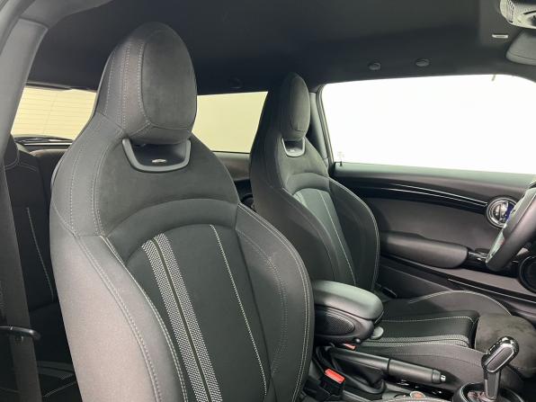 Mini Hatch III (F55/F56) Рестайлинг с пробегом 2020 года, цена 2 790 000 рублей, 54102 км, хэтчбек, Автокод Объявления
