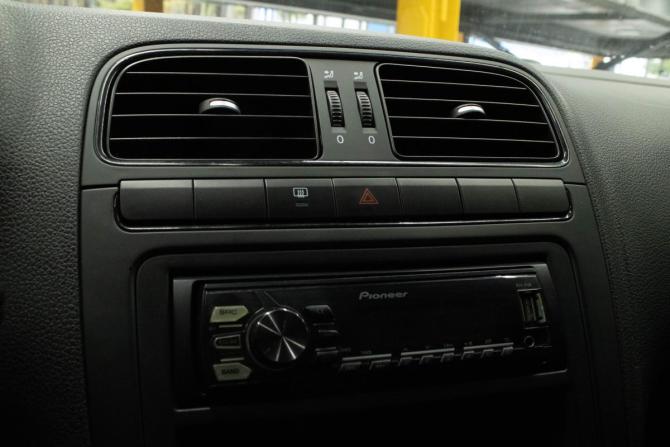 Volkswagen Polo V Рестайлинг с пробегом 2015 года, цена 1 069 000 рублей, 203093 км, седан, Автокод Объявления