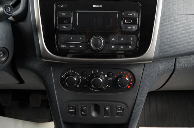 Renault Logan II с пробегом 2017 года, цена 679 000 рублей, 137000 км, седан, Автокод Объявления