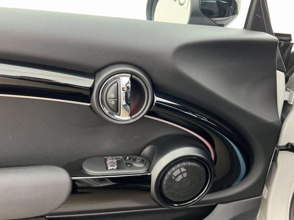 Mini Hatch III (F55/F56) Рестайлинг 2 с пробегом 2022 года, цена 3 790 000 рублей, 20650 км, хэтчбек, Автокод Объявления