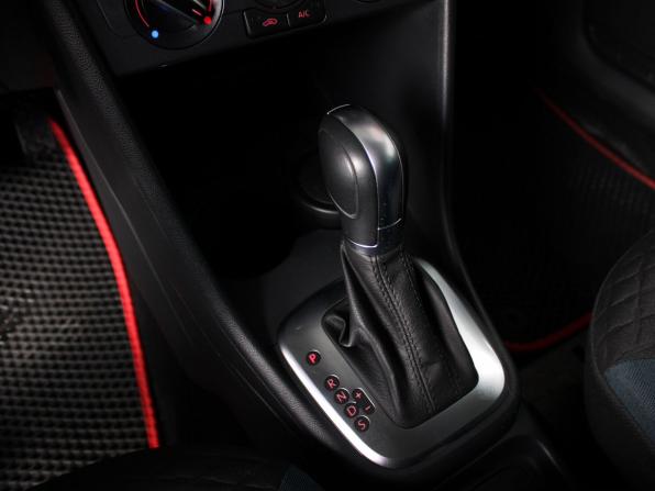 Volkswagen Polo V Рестайлинг с пробегом 2019 года, цена 1 369 000 рублей, 124900 км, седан, Автокод Объявления