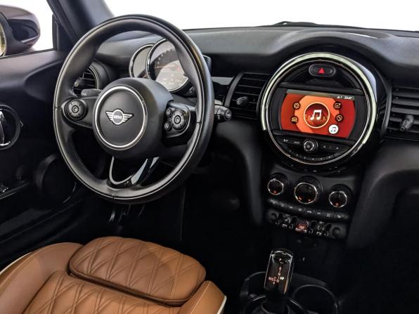 Mini Hatch III (F55/F56) Рестайлинг с пробегом 2021 года, цена 2 300 000 рублей, 57123 км, хэтчбек, Автокод Объявления