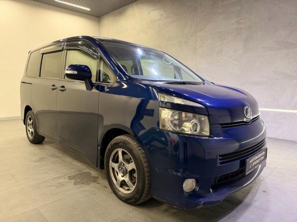 Toyota Voxy II (R70) с пробегом 2009 года, цена 888 000 рублей, 292029 км, минивэн, Автокод Объявления