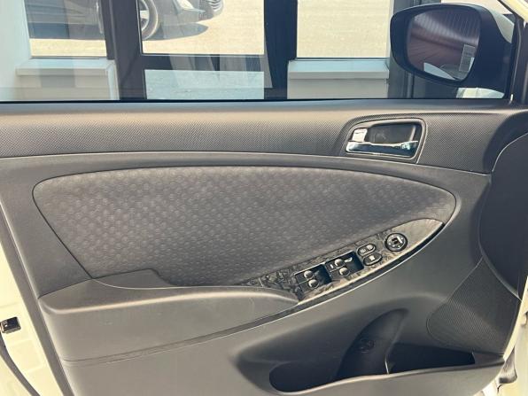 Hyundai Solaris I с пробегом 2012 года, цена 849 000 рублей, 180008 км, хэтчбек, Автокод Объявления