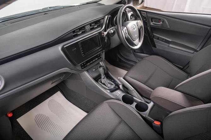 Toyota Auris II Рестайлинг с пробегом 2016 года, цена 1 649 000 рублей, 20000 км, хэтчбек, Автокод Объявления