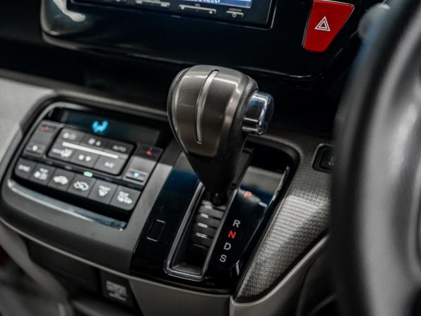 Honda Stepwgn V с пробегом 2015 года, цена 1 547 000 рублей, 132905 км, минивэн, Автокод Объявления