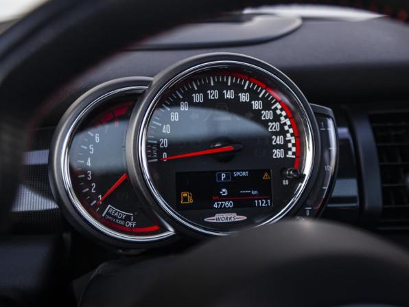 Mini Hatch III (F55/F56) Рестайлинг с пробегом 2018 года, цена 3 090 000 рублей, 47760 км, хэтчбек, Автокод Объявления