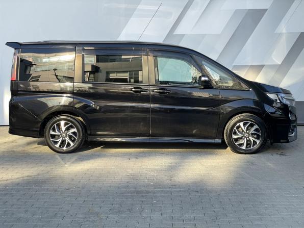 Honda Stepwgn V Рестайлинг с пробегом 2018 года, цена 2 210 000 рублей, 144180 км, минивэн, Автокод Объявления