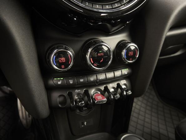 Mini Hatch III (F55/F56) Рестайлинг с пробегом 2020 года, цена 2 978 000 рублей, 84000 км, хэтчбек, Автокод Объявления