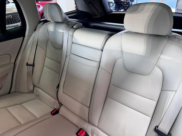 Volvo V60 II с пробегом 2018 года, цена 2 240 000 рублей, 273438 км, универсал, Автокод Объявления