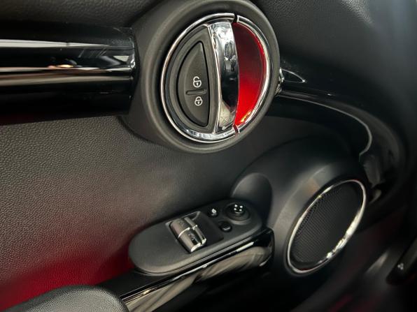 Mini Hatch III (F55/F56) Рестайлинг с пробегом 2020 года, цена 2 199 000 рублей, 47901 км, хэтчбек, Автокод Объявления