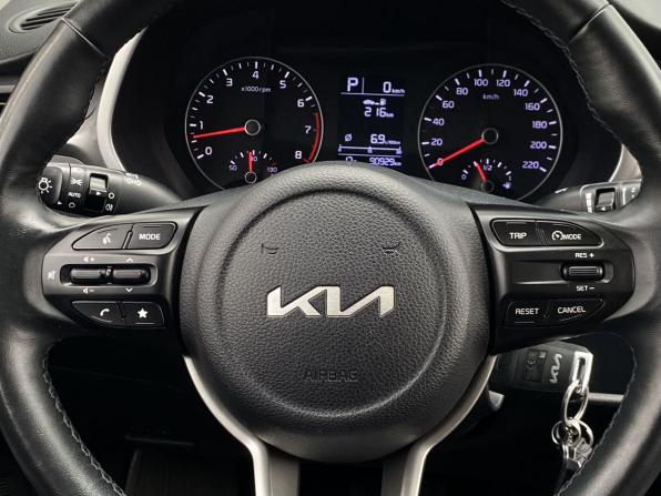 Kia Rio IV Рестайлинг с пробегом 2021 года, цена 1 599 000 рублей, 90928 км, седан, Автокод Объявления