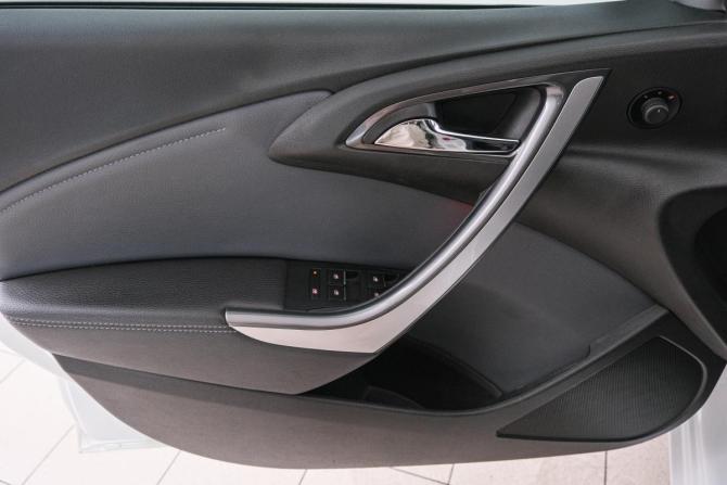 Opel Astra J Рестайлинг с пробегом 2014 года, цена 999 000 рублей, 161700 км, седан, Автокод Объявления