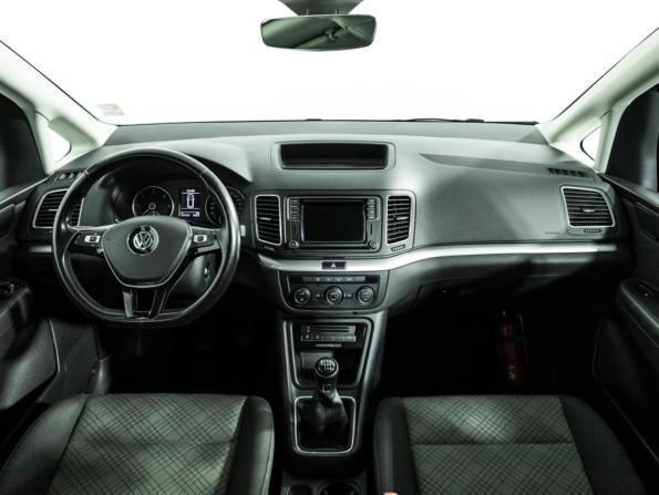 Volkswagen Sharan II Рестайлинг с пробегом 2019 года, цена 2 850 000 рублей, 137729 км, минивэн, Автокод Объявления