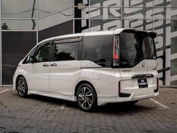 Honda Stepwgn V с пробегом 2017 года, цена 1 990 000 рублей, 111334 км, минивэн, Автокод Объявления