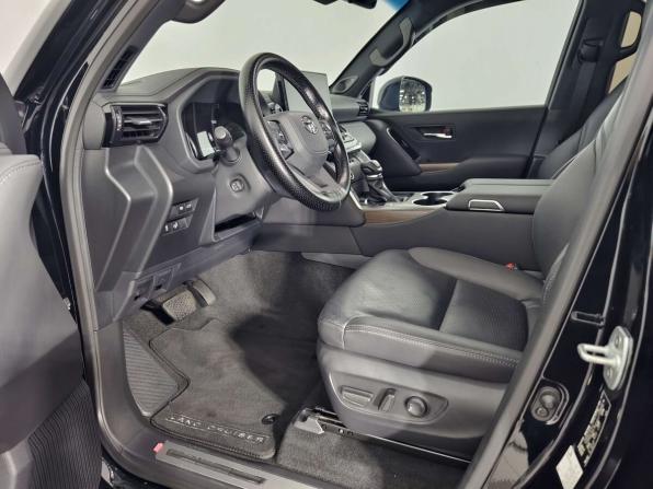 Toyota Land Cruiser 300 Series с пробегом 2023 года, цена 11 717 000 рублей, 39550 км, внедорожник, Автокод Объявления