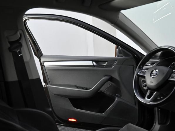 Skoda Superb III с пробегом 2016 года, цена 1 549 000 рублей, 127000 км, лифтбек, Автокод Объявления