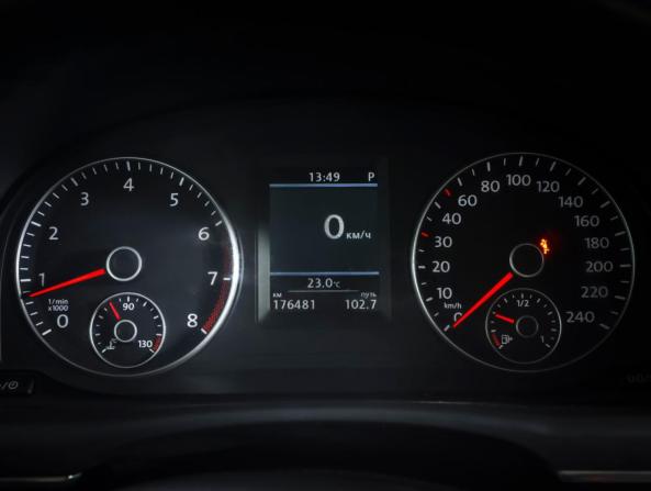 Volkswagen Touran I Рестайлинг 2 с пробегом 2013 года, цена 950 000 рублей, 176480 км, компактвэн, Автокод Объявления