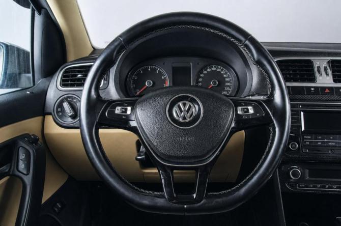 Volkswagen Polo V Рестайлинг с пробегом 2017 года, цена 929 000 рублей, 380000 км, седан, Автокод Объявления