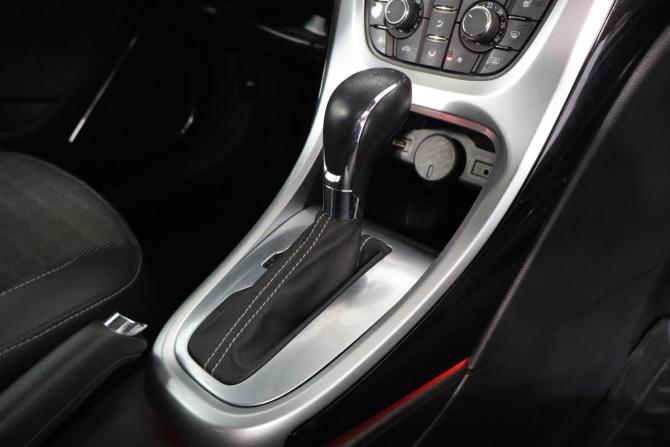 Opel Astra J Рестайлинг с пробегом 2015 года, цена 799 000 рублей, 149000 км, хэтчбек, Автокод Объявления