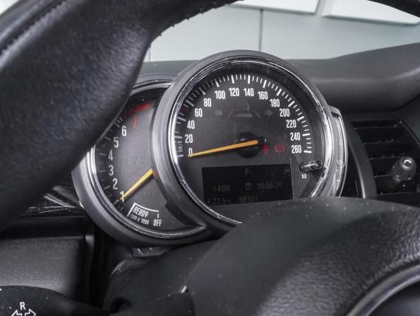 Mini Hatch III (F55/F56) Рестайлинг с пробегом 2018 года, цена 2 099 000 рублей, 66501 км, хэтчбек, Автокод Объявления