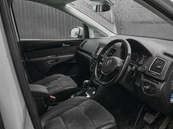 Volkswagen Sharan II Рестайлинг с пробегом 2017 года, цена 1 695 000 рублей, 200638 км, минивэн, Автокод Объявления