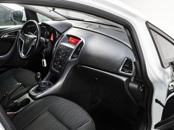 Opel Astra J Рестайлинг с пробегом 2014 года, цена 750 000 рублей, 174550 км, седан, Автокод Объявления