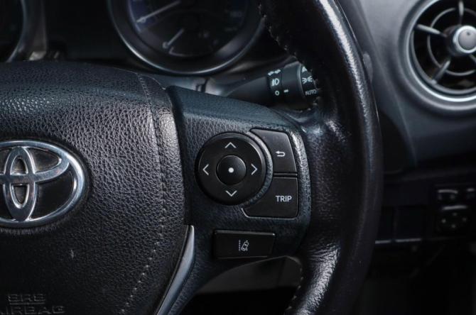Toyota Auris II Рестайлинг с пробегом 2015 года, цена 1 329 000 рублей, 92000 км, хэтчбек, Автокод Объявления