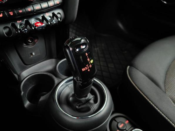 Mini Hatch III (F55/F56) Рестайлинг с пробегом 2019 года, цена 1 639 000 рублей, 143151 км, хэтчбек, Автокод Объявления