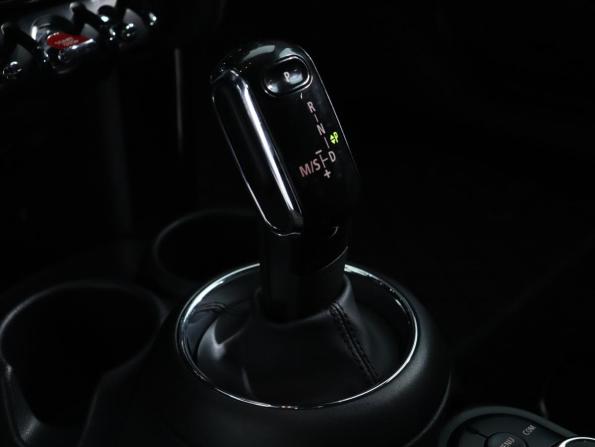 Mini Hatch III (F55/F56) Рестайлинг с пробегом 2019 года, цена 1 947 800 рублей, 50000 км, хэтчбек, Автокод Объявления