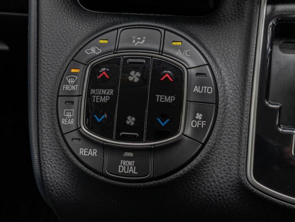 Toyota Voxy III (R80) с пробегом 2014 года, цена 2 149 000 рублей, 104105 км, минивэн, Автокод Объявления
