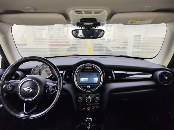 Mini Hatch III (F55/F56) Рестайлинг с пробегом 2018 года, цена 1 520 000 рублей, 111458 км, хэтчбек, Автокод Объявления