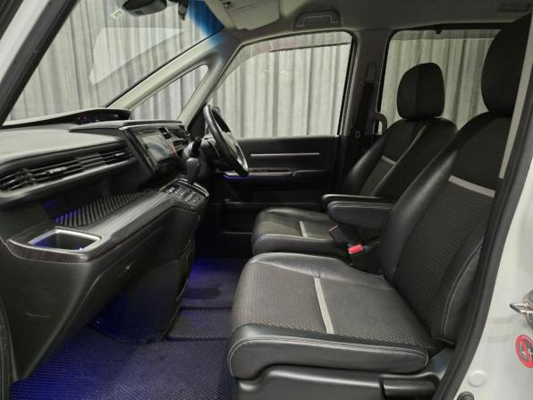 Honda Stepwgn V с пробегом 2015 года, цена 1 890 000 рублей, 130000 км, минивэн, Автокод Объявления
