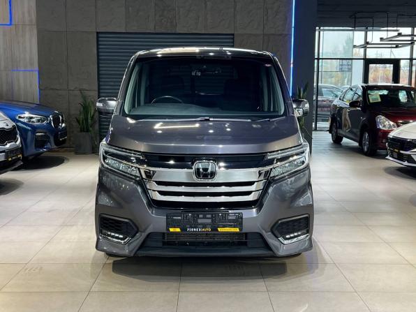 Honda Stepwgn V Рестайлинг с пробегом 2018 года, цена 2 300 000 рублей, 89273 км, минивэн, Автокод Объявления